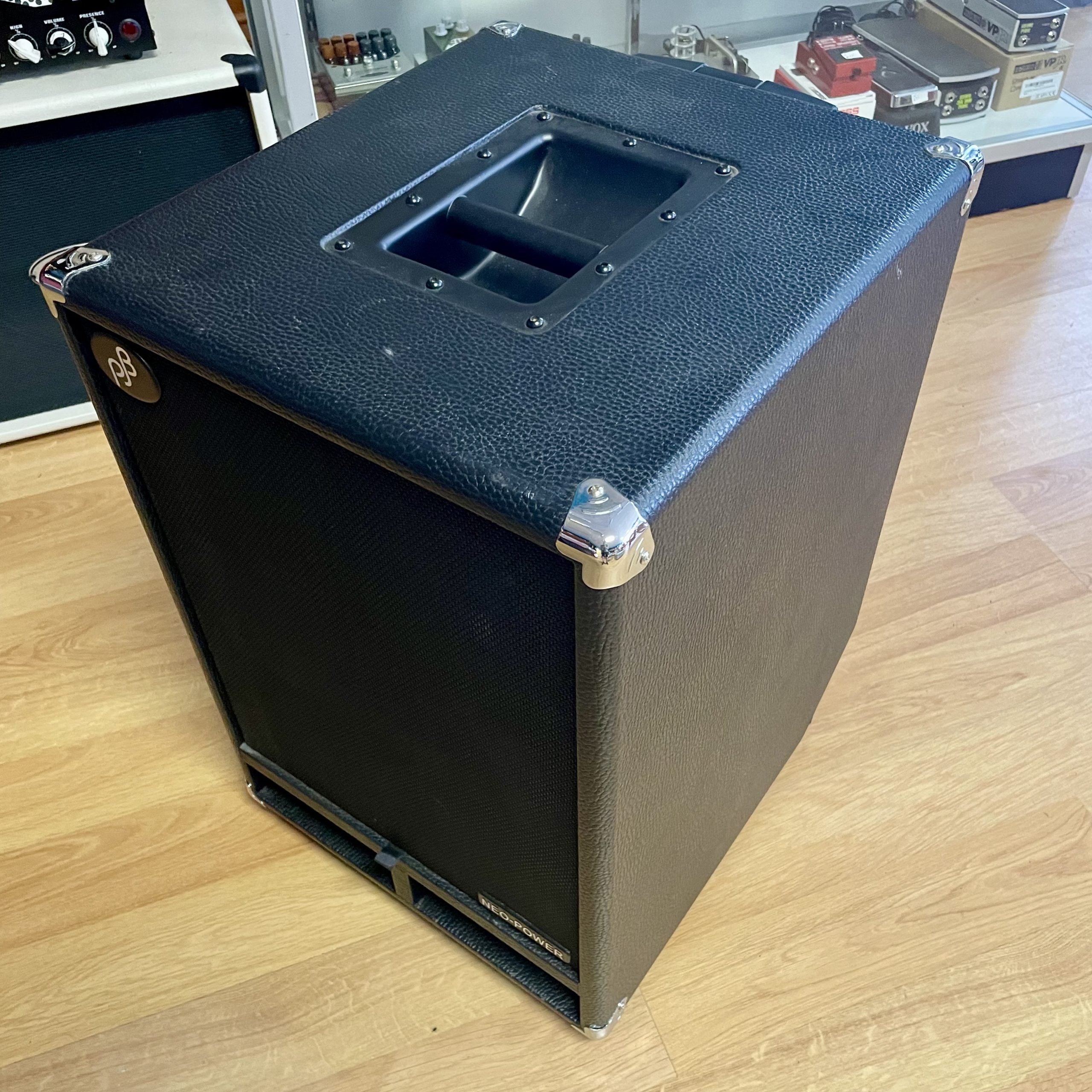Phil Jones Neo Power 6B 300W Bass Speaker Cabinet – The Guitar Trader
